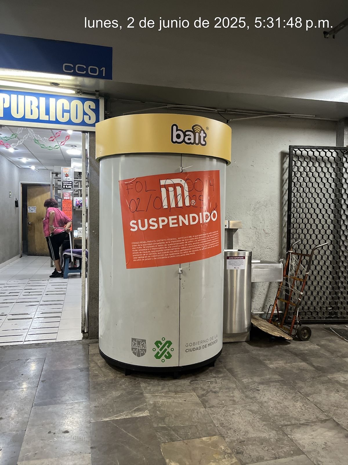 Locatarios del metro denuncian invasión de ‘latitas bait’: “Bloquean espacios, extintores y mapas”